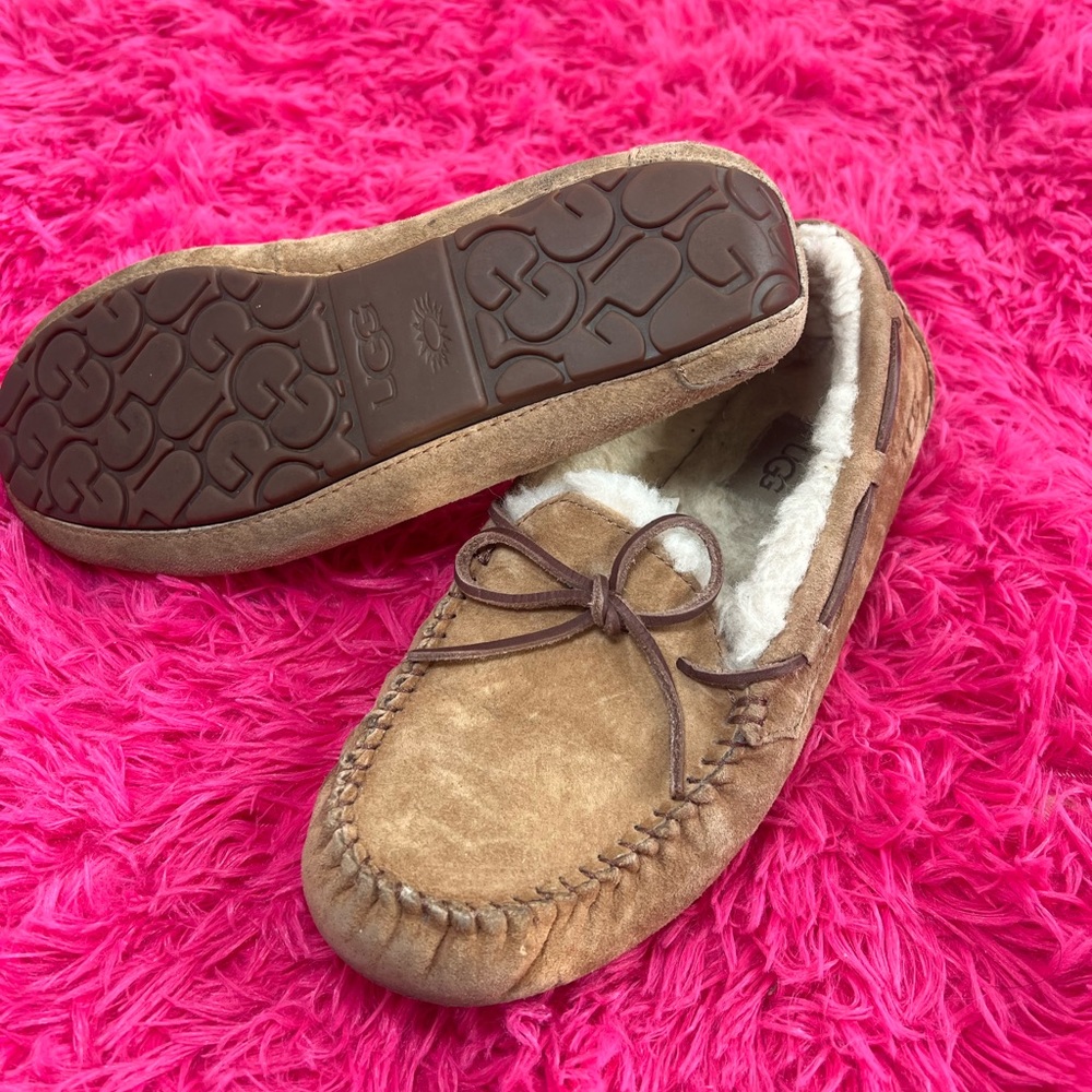 UGG DAKOTA SLIPPER SIZE US 8 IN CHESNUT